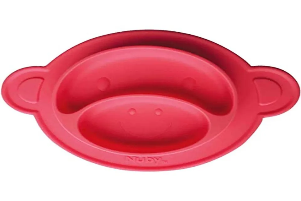 n-by-piatto-in-silicone-antiscivolo-con-ventosa-e-separazioni-rosso-microonde-e- image 1