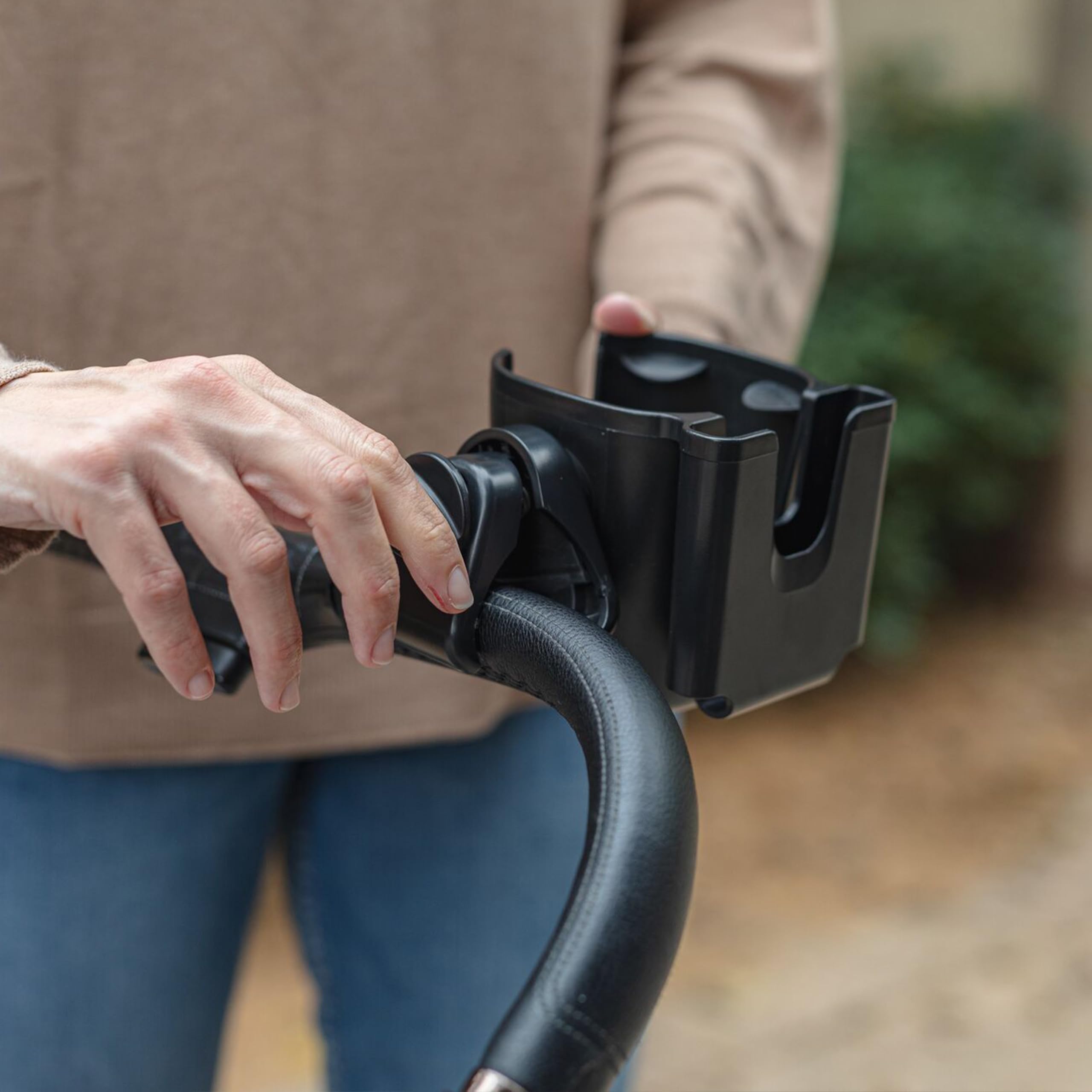 nuby-porta-bicchieri-per-passeggino-2-in-1-con-supporto-smartphone-rotazione-360 image 3