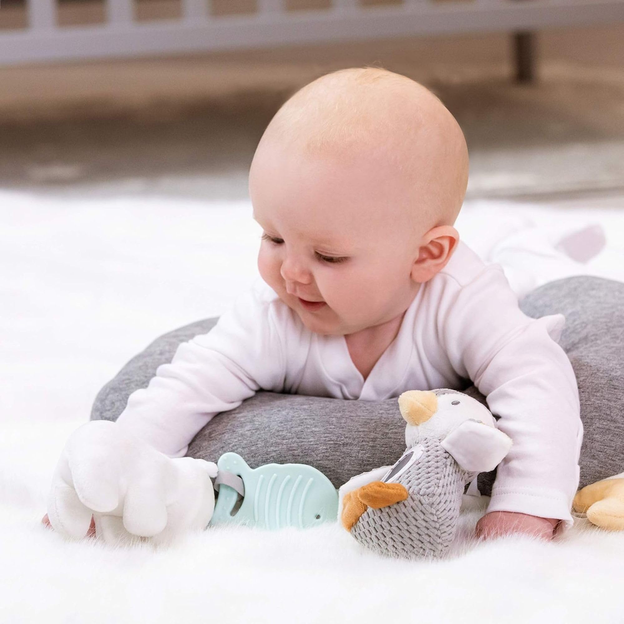 nuby-cuscino-penguin-tummy-time-interattivo-per-neonati-grigio-bianco-con-teethe image 2